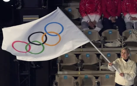 Президент Міжнародного олімпійського комітету Кірсті Ковентрі махає олімпійським прапором під час церемонії закриття Зимових Олімпійських ігор 2026 року у Вероні, Італія, 22 лютого 2026 року