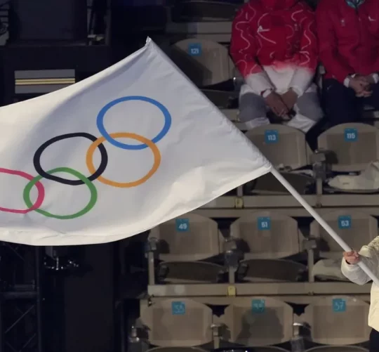 Президент Міжнародного олімпійського комітету Кірсті Ковентрі махає олімпійським прапором під час церемонії закриття Зимових Олімпійських ігор 2026 року у Вероні, Італія, 22 лютого 2026 року