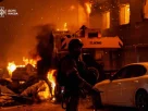 На цій фотографії, наданій Службою з надзвичайних ситуацій України, співробітники аварійно-рятувальних служб гасять пожежу, що виникла внаслідок російського авіаудару в Києві, Україна, у середу, 8 липня 2026 року
