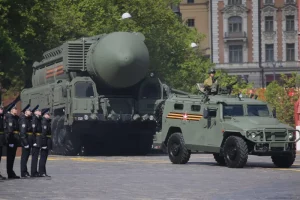 Російський ракетний комплекс «РС-24 «Ярс» прибув на місце проведення генеральної репетиції військового параду на Червоній площі 5 травня 2024 року