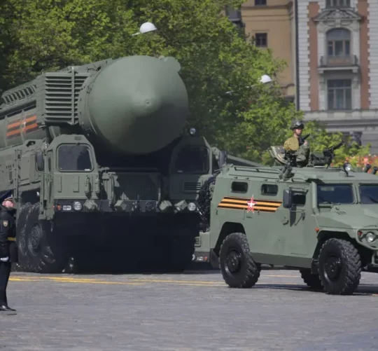Російський ракетний комплекс «РС-24 «Ярс» прибув на місце проведення генеральної репетиції військового параду на Червоній площі 5 травня 2024 року