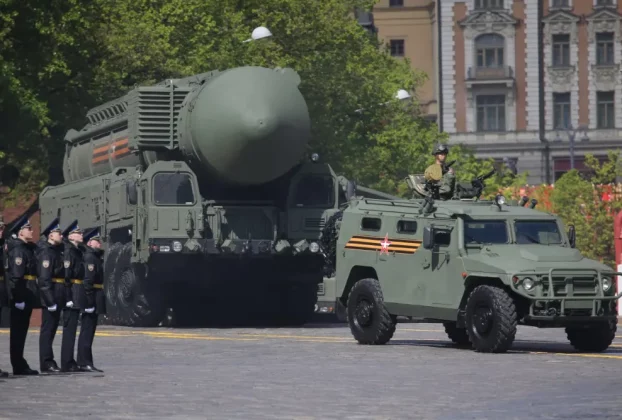 Російський ракетний комплекс «РС-24 «Ярс» прибув на місце проведення генеральної репетиції військового параду на Червоній площі 5 травня 2024 року