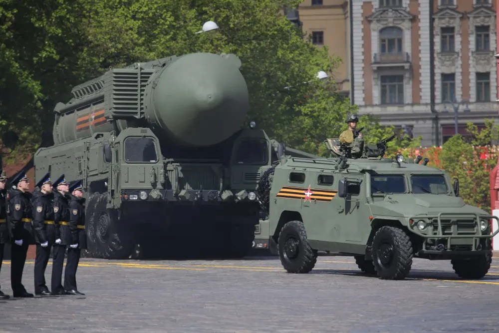 Російський ракетний комплекс «РС-24 «Ярс» прибув на місце проведення генеральної репетиції військового параду на Червоній площі 5 травня 2024 року