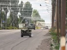 20 червня 2026 року в Донецькій області, Україна, наземний дрон рухається вздовж дороги, захищеної сітками проти дронів