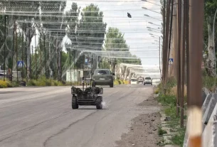 20 червня 2026 року в Донецькій області, Україна, наземний дрон рухається вздовж дороги, захищеної сітками проти дронів