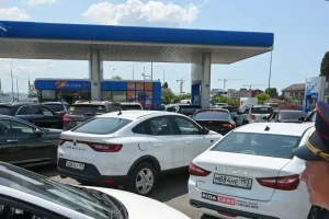 Біля заправної станції в Анапі вишикувалася черга автомобілів