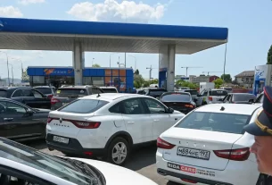 Біля заправної станції в Анапі вишикувалася черга автомобілів