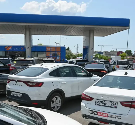 Біля заправної станції в Анапі вишикувалася черга автомобілів