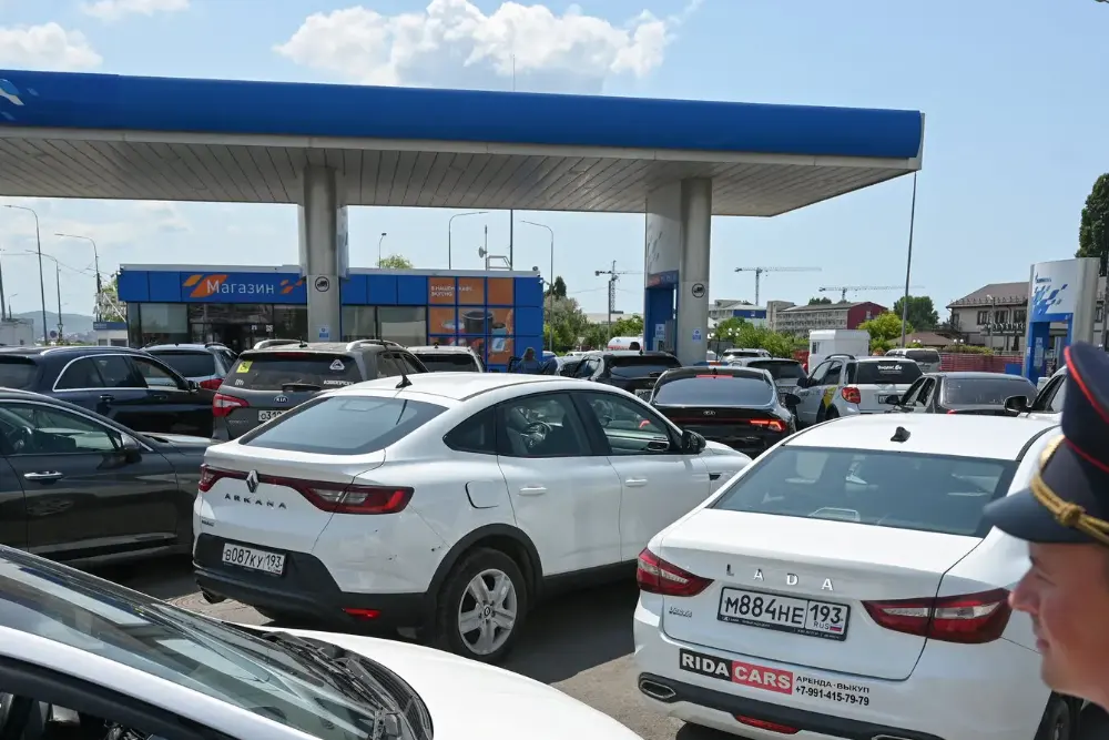 Біля заправної станції в Анапі вишикувалася черга автомобілів