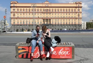 7 травня 2026 року дві жінки сидять на лавці перед будівлею Федеральної служби безпеки Росії в Москві