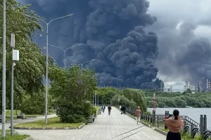 18 червня після ударів українських безпілотників над найбільшим нафтопереробним заводом Москви піднявся чорний дим