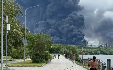 18 червня після ударів українських безпілотників над найбільшим нафтопереробним заводом Москви піднявся чорний дим