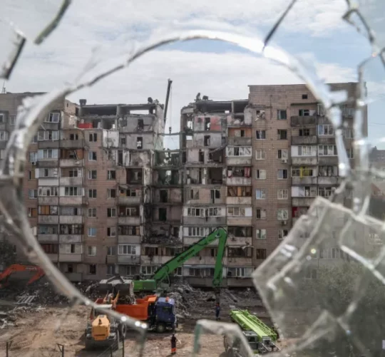 7 липня 2026 року в Києві на місці удару російських ракет і безпілотників працюють пошуково-рятувальні команди