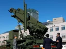 Міністр оборони Японії Шінджіро Коїдзумі (другий праворуч) оглядає підрозділ ракет-перехоплювачів «Патріот» у Токіо в грудні.