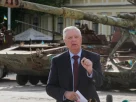 Сенатор США Ліндсі Грем відповідає на запитання журналістів біля експозиції пошкоджених російських танків у центрі Києва