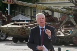 Сенатор США Ліндсі Грем відповідає на запитання журналістів біля експозиції пошкоджених російських танків у центрі Києва