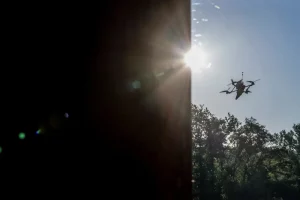Український дрон з видом від першої особи (FPV) пролітає поблизу російського кордону в Харківській області, Україна, 14 червня 2024 року