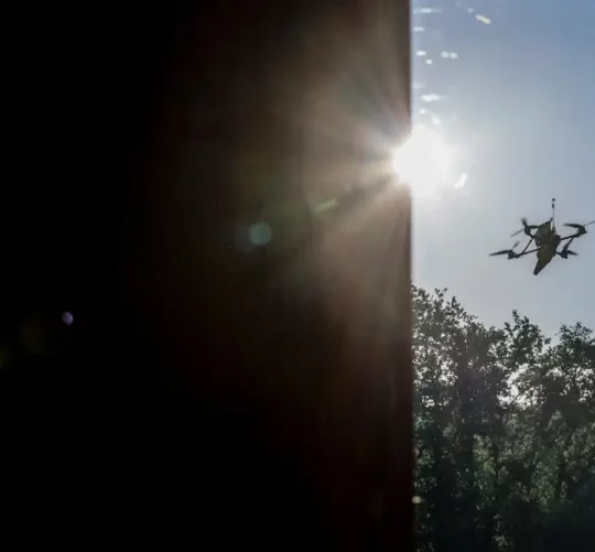 Український дрон з видом від першої особи (FPV) пролітає поблизу російського кордону в Харківській області, Україна, 14 червня 2024 року
