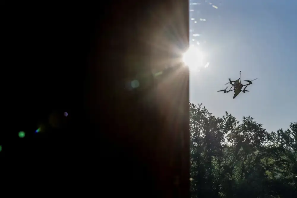 Український дрон з видом від першої особи (FPV) пролітає поблизу російського кордону в Харківській області, Україна, 14 червня 2024 року