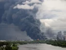 Густі стовпи диму з язиками полум’я піднімаються над нафтопереробним заводом після атаки українського безпілотника в ході російсько-українського конфлікту, Москва, Росія, 18 червня 2026 року