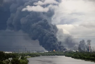 Густі стовпи диму з язиками полум’я піднімаються над нафтопереробним заводом після атаки українського безпілотника в ході російсько-українського конфлікту, Москва, Росія, 18 червня 2026 року