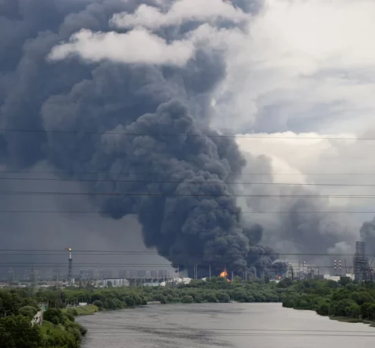 Густі стовпи диму з язиками полум’я піднімаються над нафтопереробним заводом після атаки українського безпілотника в ході російсько-українського конфлікту, Москва, Росія, 18 червня 2026 року