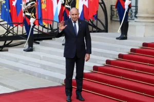13 липня 2026 року Румен Радев прибуває на вечерю в рамках зустрічі «Коаліції бажаючих» у Парижі.