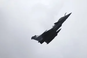 Винищувач Dassault Rafale C злітає під час військових навчань в аеропорту Монтуар-де-Бретань поблизу Сен-Назера в рамках «ORION 26» — спільних і об’єднаних навчань з ведення бойових дій високої інтенсивності, Франція