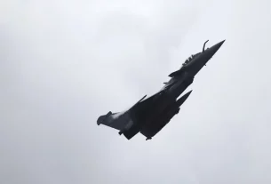 Винищувач Dassault Rafale C злітає під час військових навчань в аеропорту Монтуар-де-Бретань поблизу Сен-Назера в рамках «ORION 26» — спільних і об’єднаних навчань з ведення бойових дій високої інтенсивності, Франція