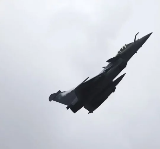 Винищувач Dassault Rafale C злітає під час військових навчань в аеропорту Монтуар-де-Бретань поблизу Сен-Назера в рамках «ORION 26» — спільних і об’єднаних навчань з ведення бойових дій високої інтенсивності, Франція