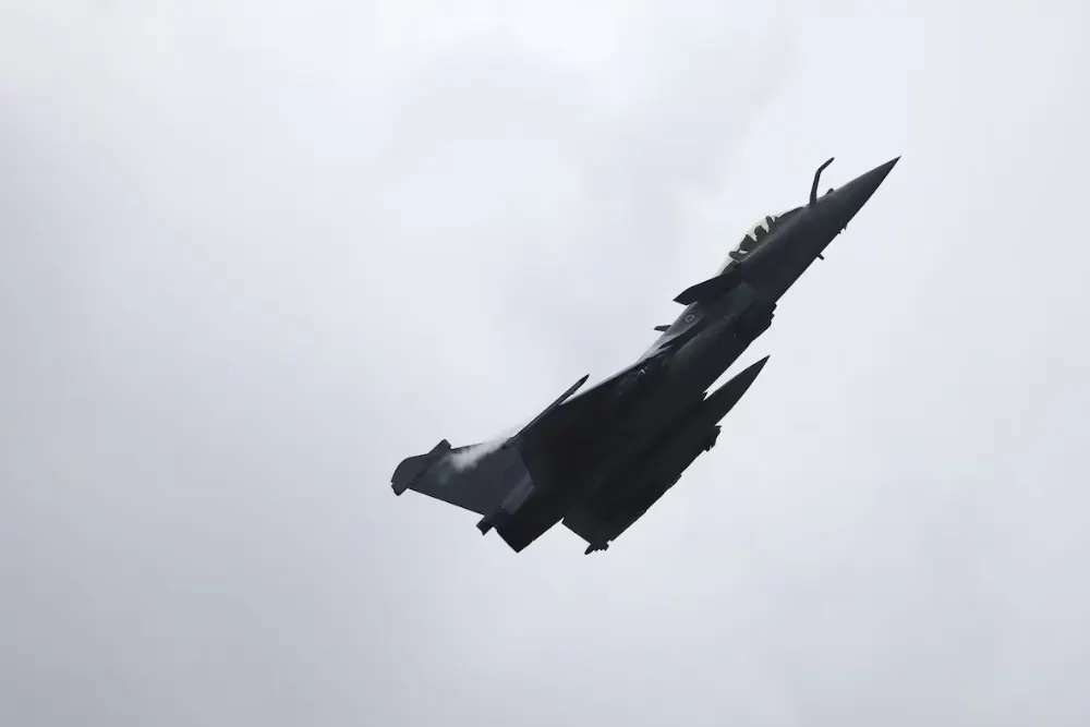 Винищувач Dassault Rafale C злітає під час військових навчань в аеропорту Монтуар-де-Бретань поблизу Сен-Назера в рамках «ORION 26» — спільних і об’єднаних навчань з ведення бойових дій високої інтенсивності, Франція