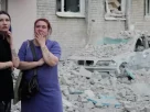 Мешканці Києва оглядають руйнування, спричинені російським ракетним ударом по житловому будинку 2 липня 2026 року