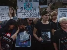 Люди тримають плакати біля російського посольства в Києві, 29 липня 2023 року