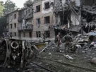 Рятувальники та поліцейські працюють на місці житлового будинку, що зазнав російського авіаудару в Запоріжжі 15 липня 2026 року