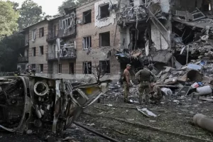 Рятувальники та поліцейські працюють на місці житлового будинку, що зазнав російського авіаудару в Запоріжжі 15 липня 2026 року