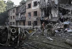 Рятувальники та поліцейські працюють на місці житлового будинку, що зазнав російського авіаудару в Запоріжжі 15 липня 2026 року