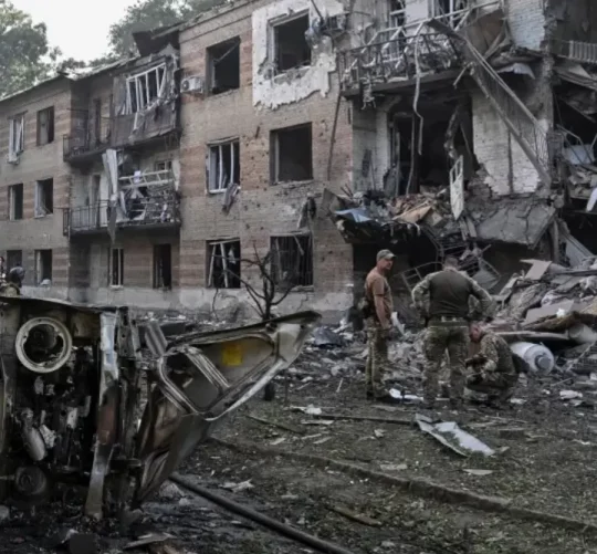 Рятувальники та поліцейські працюють на місці житлового будинку, що зазнав російського авіаудару в Запоріжжі 15 липня 2026 року