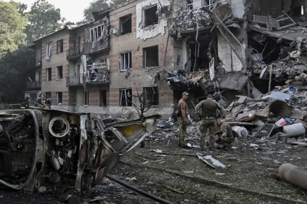 Рятувальники та поліцейські працюють на місці житлового будинку, що зазнав російського авіаудару в Запоріжжі 15 липня 2026 року