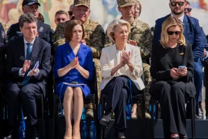 Зліва направо: президент Румунії Нікусор Дан, президент Молдови Мая Санду, голова Європейської комісії Урсула фон дер Ляєн та Олена Зеленська беруть участь у церемонії в Києві, Україна, у середу, 15 липня 2026 року