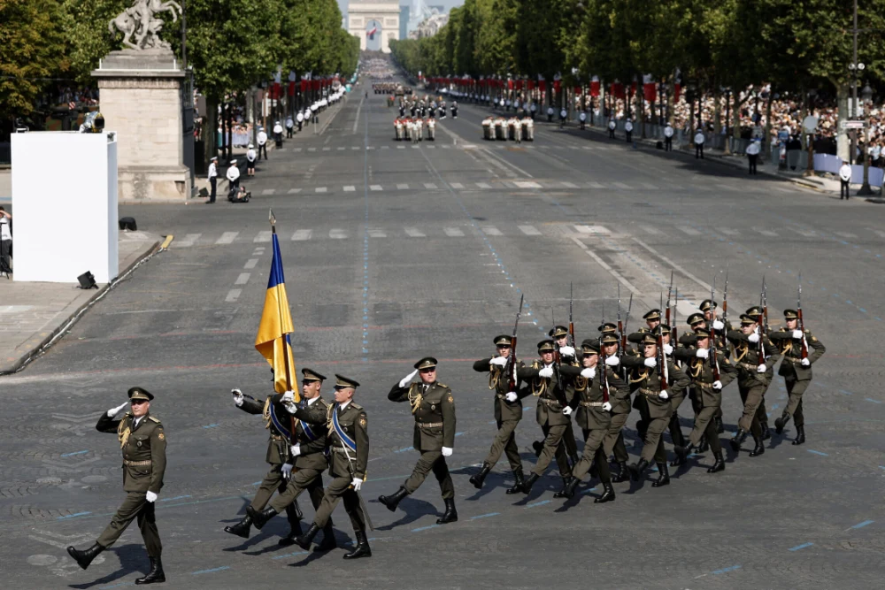 Парад у Франції де на Єлісейських полях пройшли українські військові