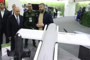 Володимир Путін відвідує виставку на форумі «Все заради перемоги!», 13 липня