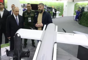 Володимир Путін відвідує виставку на форумі «Все заради перемоги!», 13 липня