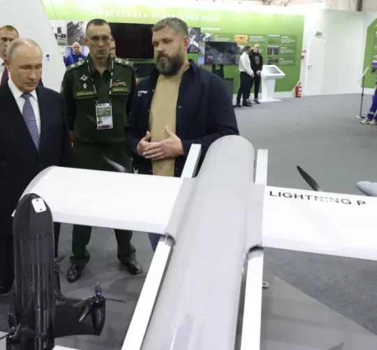 Володимир Путін відвідує виставку на форумі «Все заради перемоги!», 13 липня