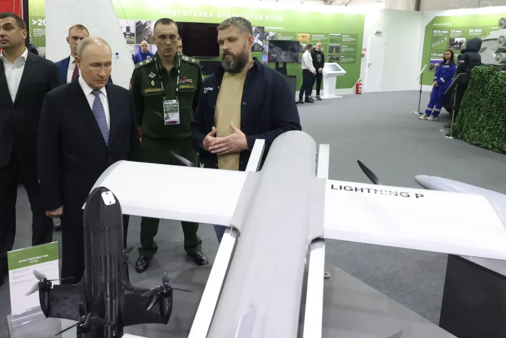 Володимир Путін відвідує виставку на форумі «Все заради перемоги!», 13 липня