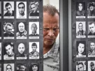 Чоловік відвідує імпровізований меморіал на честь загиблих бійців у центрі Москви, 6 липня 2026 року