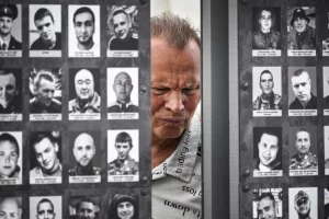 Чоловік відвідує імпровізований меморіал на честь загиблих бійців у центрі Москви, 6 липня 2026 року
