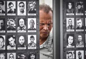 Чоловік відвідує імпровізований меморіал на честь загиблих бійців у центрі Москви, 6 липня 2026 року