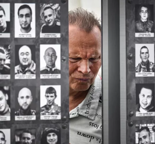 Чоловік відвідує імпровізований меморіал на честь загиблих бійців у центрі Москви, 6 липня 2026 року