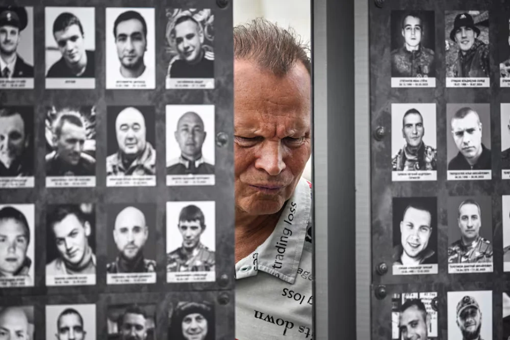 Чоловік відвідує імпровізований меморіал на честь загиблих бійців у центрі Москви, 6 липня 2026 року