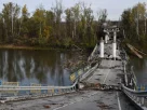 зруйнований міст через річку
